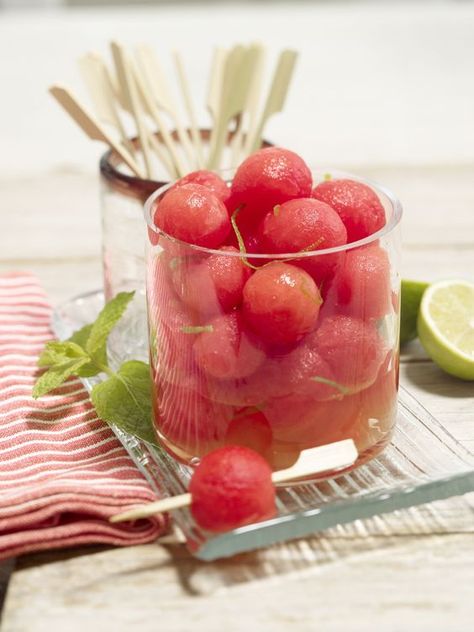 These spiked ‪#‎watermelon‬ balls are incredibly easy to make and delicious! Drunken Watermelon, Watermelon Balls, Spiked Watermelon, Melon Balls, Cocktails Vodka, Vodka Cranberry, Watermelon Ball, Plating Food, Presentation Food