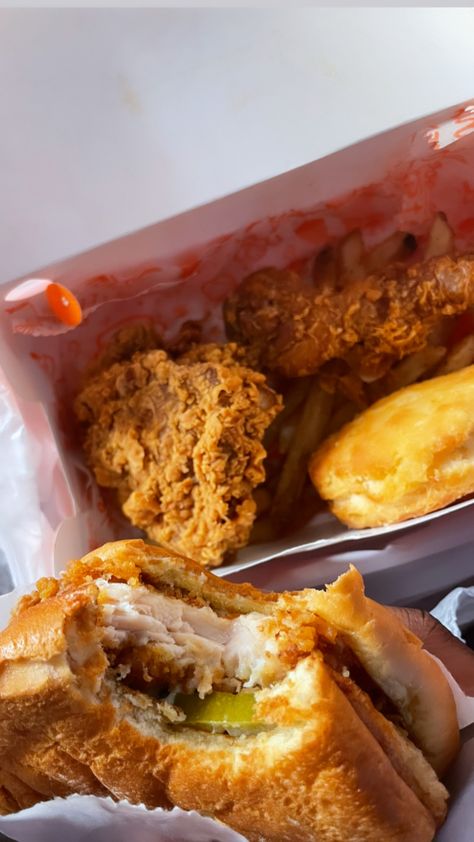 Popeyes Food, Popeyes Chicken Sandwich, Popeyes Chicken, Food Babe, Delicacy Food, Food Therapy, Healthy Food Motivation, Yummy Comfort Food, Good Eat