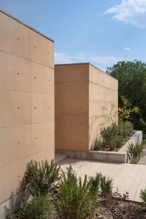 Earthy concrete walls based on "warm tones of sunset" form Casa Moulat in Mexico Pale Wood, Rammed Earth, Exposed Concrete, Casa Exterior, Keep The Lights On, Residential House, Story House, Facade Design, Concrete Wall