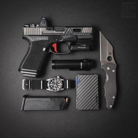 Agency Arms on Instagram: “#Repost @gundmc_ ・・・ My EDC just gained +15 HP with all this carbon fiber 😲 Got a new @spyderco_inc Yojimbo 2 in CPM20CV to replace my…” Agency Arms, Urban Edc, Edc Carry, Edc Essentials, Defense Mechanism, Tactical Life, Edc Tactical, Tactical Gear Loadout, Home Defense