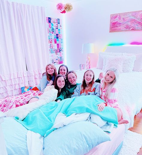 Preppy Movie Night, Preppy Roleplay, Preppy Sleepover Ideas, Sleepover Preppy, Preppy Sleepover, Preppy Friends, Room Inspo Ideas, Preppy Birthday, Preppy Pics