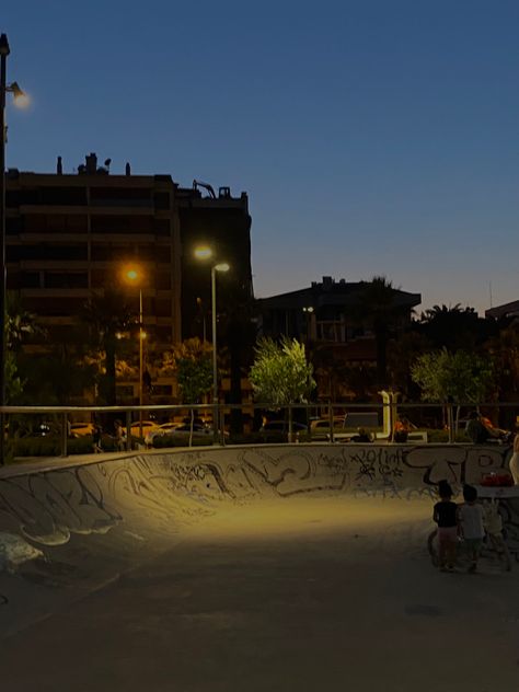 Skateboard Playlist Cover, Skateboarding At Night Aesthetic, Skatepark At Night, Skate Park Aesthetic, Skatepark Aesthetic, Aesthetic Skateboard, Nightlife Aesthetic, Skateboarding Aesthetic, Skateboard Park