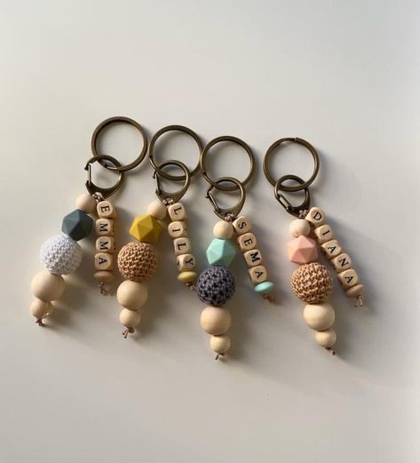 Wood Beads Diy, Keychain Craft, Handmade Keychains, Beaded Keychain, Beaded Crafts, Keychain Design, Handmade Jewelry Diy, Diy Keychain, Beaded Bracelets Diy