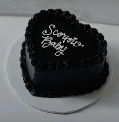 Scorpio Birthday Cake Black, Scorpio Birthday Cake Ideas, Black Birthday Cake Aesthetic, 19 Bday Cake, Scorpio Baby Cake, Black Heart Cake, 26 Cake, Scorpio Cake, 35th Birthday Cakes