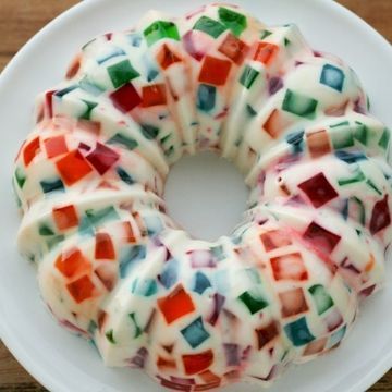 Receta fácil: cómo hacer GELATINA de mosaico | La Verdad Noticias Mosaic Jello Recipe, Mosaic Gelatin, Broken Glass Jello, Unusual Dessert, Gelatin Dessert, Candy Recipes Homemade, Jello Recipes, Mexican Dessert, Xmas Food