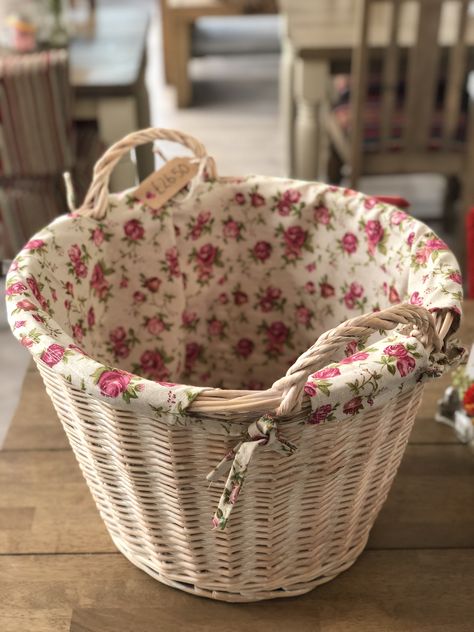 Cute Wicker Basket, Decorating With Vintage Picnic Baskets, Picnic Basket Decor, Cottage Core Crafts, Vintage Picnic Basket Decor, Basket Cottagecore, Vintage Sewing Baskets Wicker, Cottage Aesthetic, Cool Ideas