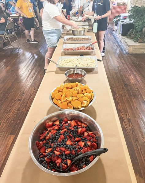 After a week as head cook at girls' camp, I'm sharing ALL of my tips, tricks, menu plans, and ingredient lists for feeding a crowd! Camp Breakfast For A Crowd, Lunch For 50 People, Large Serving Meals, Budget Meals For A Crowd, Bulk Meals For Large Groups, Lunch For Big Group, Camp Cooking For A Crowd, Breakfast For A Crowd Camping, Camping Dinner Ideas For Large Groups