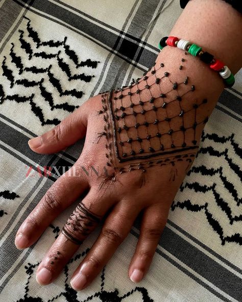 Keffiyeh Henna Design, Keffiyeh Tattoo, Keffiyeh Henna, Henna Fingers, Henna Face, Henna Finger Tattoo, Arab Henna, Jagua Gel, Spiral Tattoos