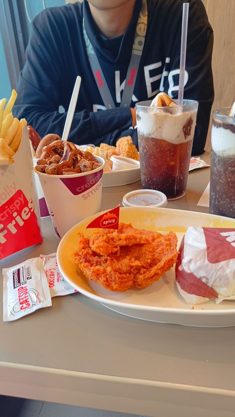 Jollibee With Boyfriend, Gala With Boyfriend Prank, Foodtrip Prank, Foods Aesthetic Night, Anonymous Boyfriend Pics, Food Trip With Friends, Date With Boyfriend Pictures, Samgyup Date, Fake Date Story