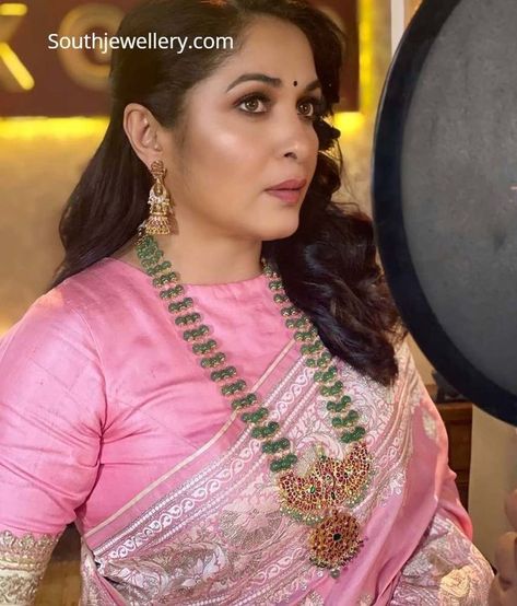 Ramya Krishnan, Pink Blouse Designs, Long Haram, Saree Jewellery, Antique Jewellery Designs, Gold Necklace Indian Bridal Jewelry, Pearl Necklace Designs, Jewelry Set Design, Beaded Necklace Designs