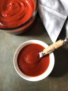 Making your own ketchup is seriously EASY! This is an easy 5-ingredient ketchup recipe that uses Honey as a natural sugar so you can feel good about giving this to your family! Sugar Free Ketchup Recipe, Homemade Ketchup Recipes, Recipe With Honey, Cream Soup Recipes, Sugar Free Ketchup, Ketchup Recipe, Homemade Ketchup, Good Meatloaf Recipe, Seasoned Veggies