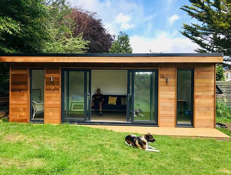 House With Flat Roof, Flat Roof Garden, Luxury Pool House, Wooden Garden Buildings, Garden Gym, Flat Roof Extension, Contemporary Garden Rooms, Insulated Garden Room, Cedar House