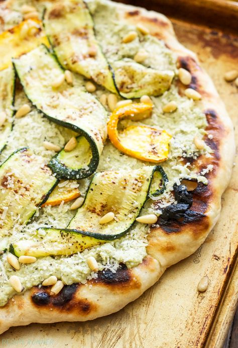 Grilled Zucchini, Ricotta and Pine Nut Pizza | An easy to make grilled pizza topped with zucchini ribbons, ricotta and pine nuts. Perfect for dinner or an appetizer! Pizza Vegetarian, Zucchini Ricotta, Ricotta Pizza, Pizza Gourmet, Healthy Weekly Meal Plan, Zucchini Pizzas, Pine Nut, Grilled Zucchini, Grilled Pizza