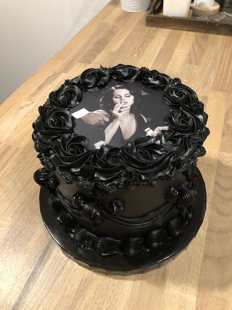 Black lambeth cake Lana Del Rey Cakes Inspo Aesthetic, Lana Del Ray Birthday Cake, Lana Themed Party, Black Lambeth Cake, Lana Birthday Cake, Lana Del Rey Cake Birthday Ideas, Birthday Cake Ideas 16, Lana Del Rey Cake Birthday, Grunge Birthday Cake