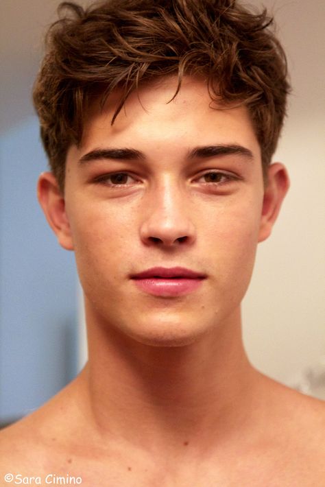 francisco lachowski backstage Model Haircut, Francisco Lachowski, Athletic Hairstyles, Corte De Cabelo Masculino, Model Face, Boys Haircuts, Boy Hairstyles, Hairstyles Haircuts, Model Hair