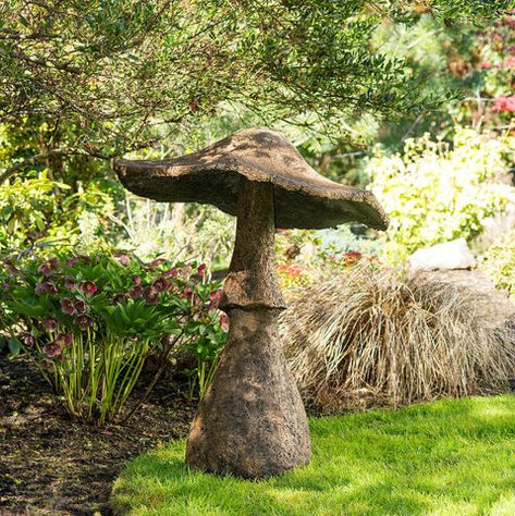 Art Mushrooms, Mushrooms Design, Unique Garden Art, Garden Mushrooms, Lawn Edging, Concrete Garden, Mushroom Design, Woodland Garden, Unique Gardens