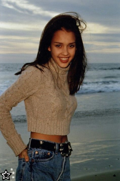 Jessica Alba 2000s, Young Jessica Alba, Jessica Alba Outfit, Jessica Alba, 2000s Fashion, American Actress, 90s Fashion, Pretty People, A Woman