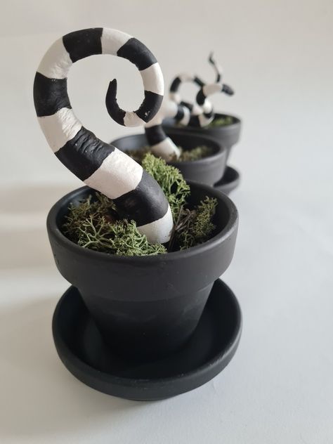 Hand painted mini terracotta pots with handmade sandworms made from air dried clay. Perfect halloween decor! Halloween Party Ideas, Veselý Halloween, Halloween Decor Diy, Casa Halloween, Beetlejuice Halloween, Hemma Diy, Adornos Halloween, Halloween Tattoo, Halloween Diy Crafts