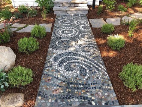 18 mosaic walkway 2 Mosaic Walkway, Easy Mosaic, Contemporary Backyard, Rock Bed, Garden Centerpiece, Walkway Design, Fire Pit Landscaping, Walkway Ideas, Garden Walkway