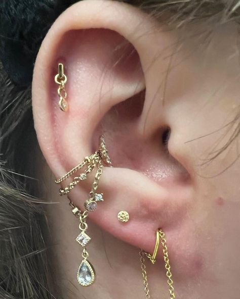 Cris Blackwater | Fine Jewelry (@crisblackwater) • Instagram photos and videos Conch Piercing With Chain, Conch With Chain, Chain Conch Piercing, Conch Piercing Aesthetic, Conch Piercing Chain, Conch Chain, Ear Stacks, Earring Stacks, Conch Earrings