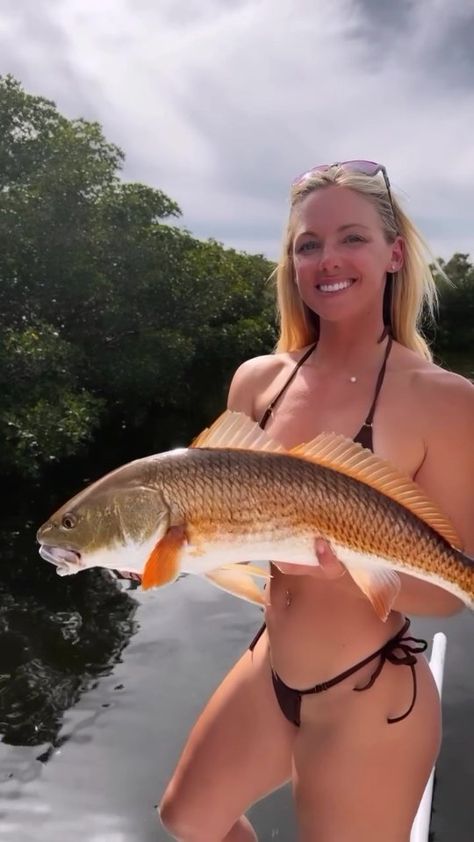 Fish on! 📷 - @fishingwithluiza 📷 (PC) - @captjimmynelson | Instagram Female Angler, Buckle Bunny, Fishing Girls, Fishing Women, Catching Fish, Gone Fishing, Fish, Instagram