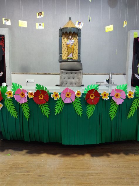 Islamic Stage Backdrop Design, School Annual Function Decoration Ideas, Back Stage Decoration, Annual Function Stage Decoration, School Stage Decorations, Stage Flowers, Farewell Party Decorations, Soft Board Decoration, Back To School Decorations