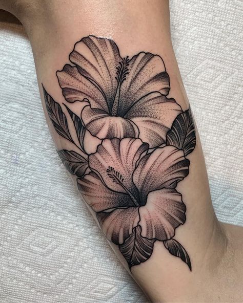 Hibiscus flowers on the the inner bicep made on @jennsoria5 tonight.  DM for appointments Traditional Flower Tattoo, Tropical Flower Tattoos, Hawaiian Flower Tattoos, Hibiscus Flower Tattoos, Lily Flower Tattoos, Japanese Flower Tattoo, Traditional Tattoo Flowers, Hibiscus Tattoo, Traditional Flower