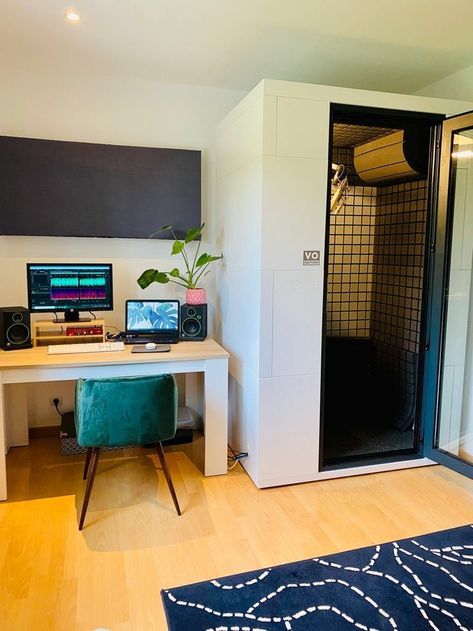 At Home Music Studio, Bedroom Recording Studio, Studio Recording Room, Ruangan Studio, Music Room Design, Recording Studio Setup, Home Recording Studio Setup, Studio Microphone, Home Studio Ideas