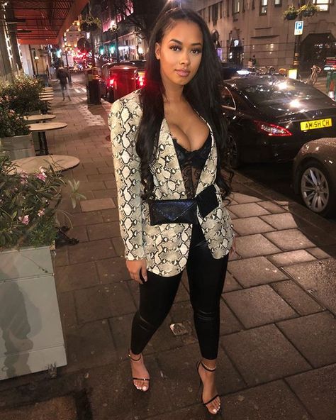 Sasha Ellese (@sashaellese) • Photos et vidéos Instagram Sasha Ellese, Glam Outfit, Side Profile, Girl Swag, Women's Blazer, Kimono Top, Dresser, Tumblr, Clothes For Women