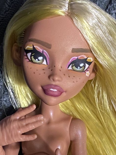 Monster High Ooak Repaint, Doll Face Repaint, Monster High Face Up, Doll Redesign, Monster High Restyle, Monster High Crafts, Doll Sculpting, Monster High Doll Repaint, Doll Customizing