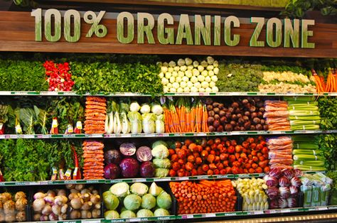 Responsibly Grown: How Effective Will the New Whole Foods Rating System Actually Be? - Kuli Kuli Foods Fruit And Veg Shop, Organic Store, Organic Labels, Healthy Holistic Living, Vegetable Shop, Grocery Store Design, Organic Recipes Healthy, Fruit And Vegetable Storage, Supermarket Design