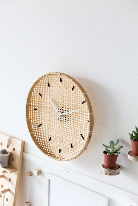 Make a DIY Embroidered Basket Clock | Fall For DIY Embroidered Basket, Diy Posts, Easter Basket Diy, Diy Clock, Diy Interior, Studio Decor, Modern Diy, Ikea Hacks, Easter Diy