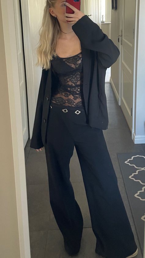 Black Pants Outfit Going Out, Lace Top Outfit Night, London Night Out Outfit, All Black Going Out Outfits, All Black Going Out Outfit, Nyc Night Outfit, Hostess Outfit, Endless Fashion, Out Outfits