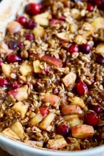 Oatmeal Savory, Cranberry Baking, Apple And Cinnamon, Cranberry Apple, Baked Oatmeal Recipes, Cinnamon Oatmeal, Healthy Food Facts, Cranberry Recipes, Oatmeal Breakfast