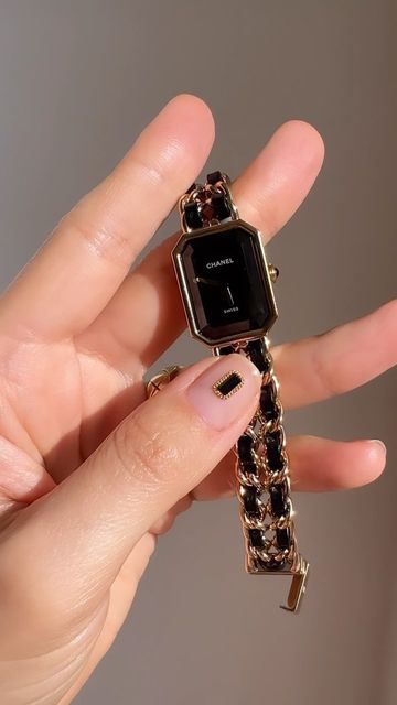 Chanel Premiere Watch Outfit, Chanel Premiere Watch, Chanel Watches Women, Luxury Watches Women, Chanel Jennie, Pretty Watches, Designer Aesthetic, Chanel Watch, Trendy Watches