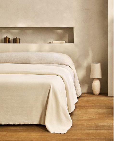 Bedroom Niche, Minimal Bedrooms, Mountain House Interior, Linen Bedspread, Headboard Styles, House Bedrooms, Linen Bedroom, Minimal Decor, Simple Bedroom