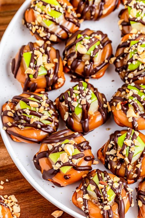 CARAMEL APPLE PRETZEL BITES Carmel Grape Bites, Fall Dipped Pretzels, Apple Pretzel Bites, Carmel Apple Bites With Pretzels, Carmel Apple Bites Snacks, Pretzel Carmel Apple Bites, Caramel Apple Nachos Recipe, Caramel Apple Appetizer, Candy Apple Bites