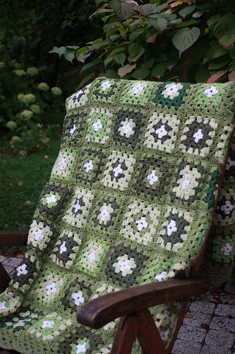 Green Granny blanket | Flickr - Photo Sharing! Cute Crochet Baby Blanket, Easy Cute Crochet, Crochet Patchwork Blanket, Crochet Blanket Yarn, Blankets Knit, Start Crochet, Knitting Things, Granny Blanket, Ripple Blanket