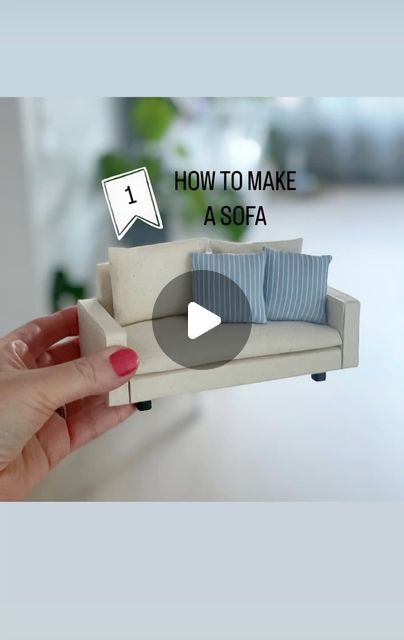 Diy Doll Sofa, Doll Furniture Tutorial, Miniature Sofa, Portable Doll House, Dollhouse Furniture Tutorials, Modern Dollhouse Furniture, Dollhouse Miniature Tutorials, Doll Furniture Diy, House Crafts