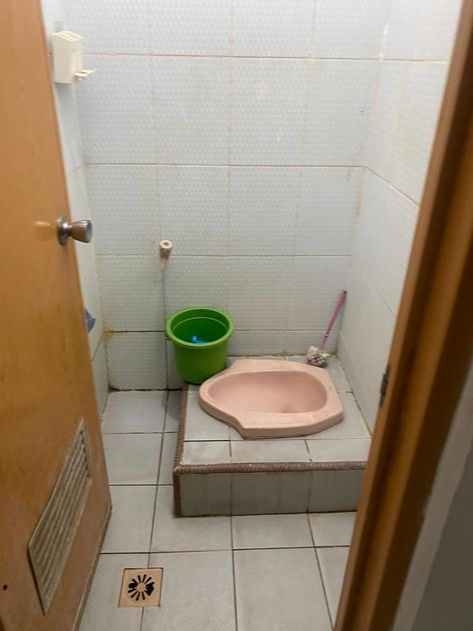 Menyewakan kamar kos khusus karyawati di Kota Tangerang, silahkan tel 0813 8555 3011. Fasilitas kamar mandi di dalam, free wifi, tempat parkir, tempat tidur, lemari, meja dan kursi. Kota Tangerang, Toilet Design, Tangerang, Free Wifi, Design, Kos