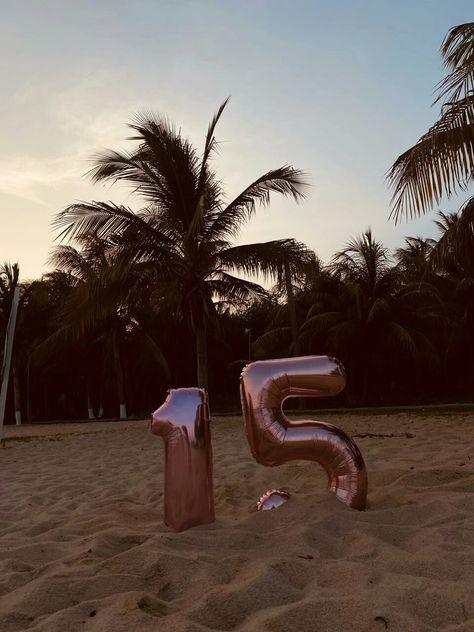 15 Birthday Beach Party, Beach Outfit Birthday, Beach Sweet 16 Photoshoot, 21st Birthday Photoshoot Beach, 15 Birthday Pictures, Aesthetic Beach Birthday Party Ideas, 15 Birthday Photoshoot Ideas Beach, Birthday Shoot Beach, Beach Birthday Aesthetic Photos