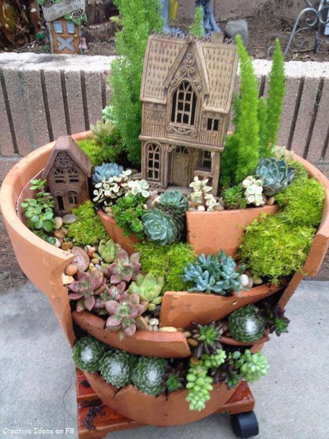 A beautiful fairy garden.. succulents abound -- broken pots used for stair-step type path Faeries Gardens, Ideas Videos, Have Inspiration, The Secret Garden, Fairy Garden Diy, Miniature Fairy Gardens, Gnome Garden, Fairy Houses, Miniature Garden