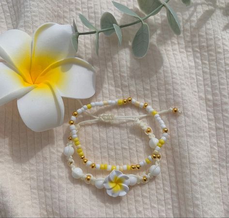 Fimo, Summer Beads Ideas, Beach Beaded Bracelets Ideas, Bracelet Combos Jewelry, Clay Bead Jewelry Ideas Summer, Spring Bracelet Ideas, Hawaii Bracelets, Hibiscus Flower Bracelet, Tropical Bracelets