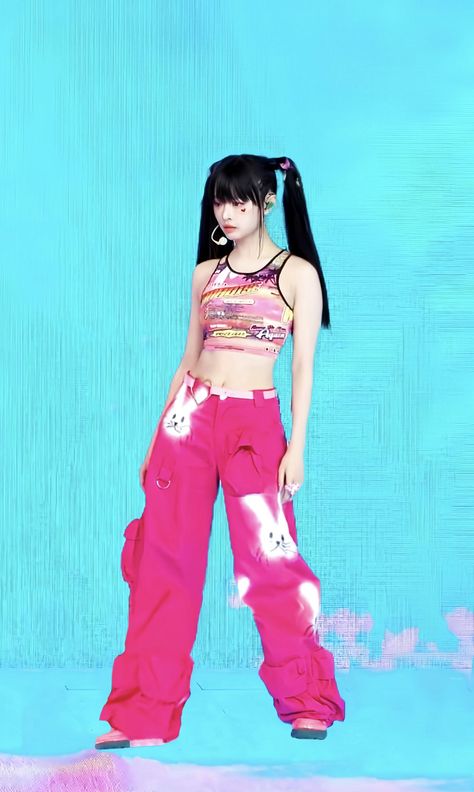 hanni looks on Twitter: "look at her https://t.co/cPmNLFVRwb" / Twitter J Pop Idol Outfits, New Jeans Powerpuff, Jeans Drawing, Hanni Pham, Powerpuff Girl, New Jeans Style, Stage Outfits, Kpop Outfits, These Girls