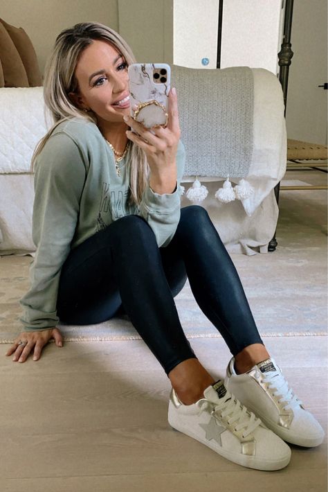 Sarah Knuth, Outfit Ripped Jeans, Bell Bottom Jeans Outfit, Skirt Outfit Casual, Womens Fashion Casual College, Combat Boot Outfits, Dream On Dreamer, Combat Boot Outfit, Doc Martens Outfit