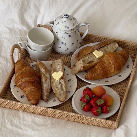 Food Display Table, Spring Breakfast, Tumblr Food, Breakfast Photo, August 25, Breakfast In Bed, Cafe Food, Interesting Food Recipes, Yummy Breakfast