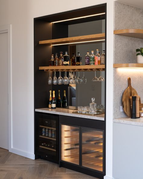 G+T, anyone? 🍸 The inbuilt bar at #moseley is a must-have feature for anyone who loves to entertain, or who prioritises a well-deserved… | Instagram Modern Wet Bar, Mini Bar At Home, Home Wine Bar, Space Home Decor, Bar In Casa, Coin Bar, Home Wet Bar, Home Bar Areas, Home Bar Cabinet