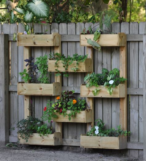 Planter Boxes built with fence pickets Diy Fence Planter Boxes, Build A Garden, Outdoor Pallet Projects, Planter Box Plans, Fence Planters, Diy Planter Box, Diy Fence, Old Fences, Herb Planters