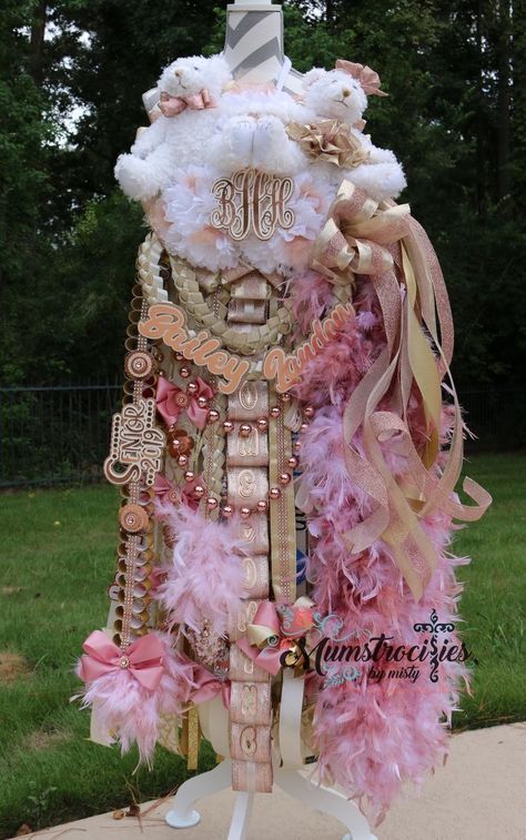 Big Homecoming Mums, Big Mum, Unique Homecoming Mums, Red Quinceanera Ideas, Snoopy Baby Shower, Mums Homecoming Small, Homecoming Mums Senior, Texas Homecoming Mums, Homecoming Garter