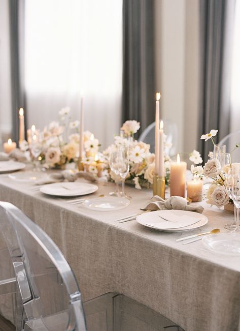 Love the low flowers and simple but elegant setting Ethereal Decor, Wedding Candles Table, Wedding Table Designs, Tafel Decor, Unique Wedding Flowers, Ethereal Wedding, Wedding Floral Centerpieces, Candle Table, Neutral Wedding